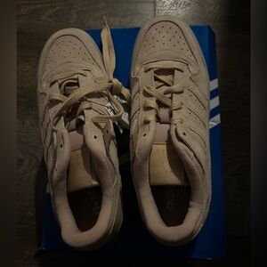 Adidas Forum Low CL W SIZE 9 NIB